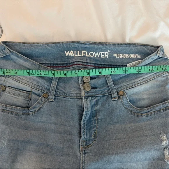 Wallflower Light Washed Denim Capris - Picture 5 of 6